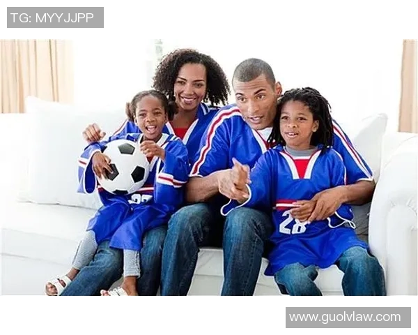 法国黑人足球明星夫人展现优雅风采与家庭幸福生活的真实写照