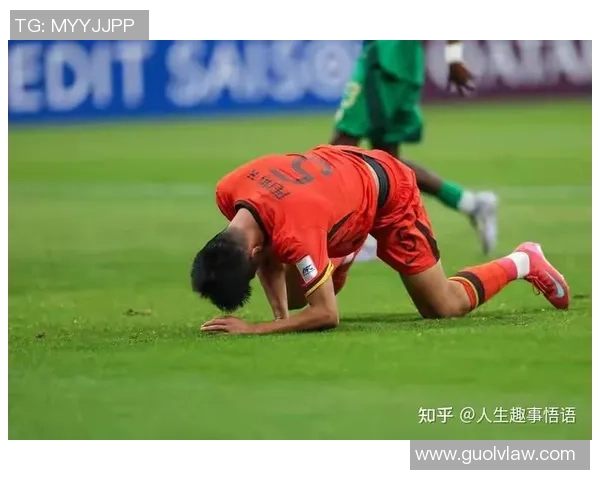 足球明星悠闲坐沙发上分享生活趣事与赛场背后的故事