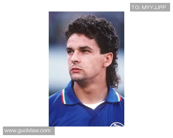 足球明星街头偶遇球迷即兴踢球展现亲民风采与球技魅力